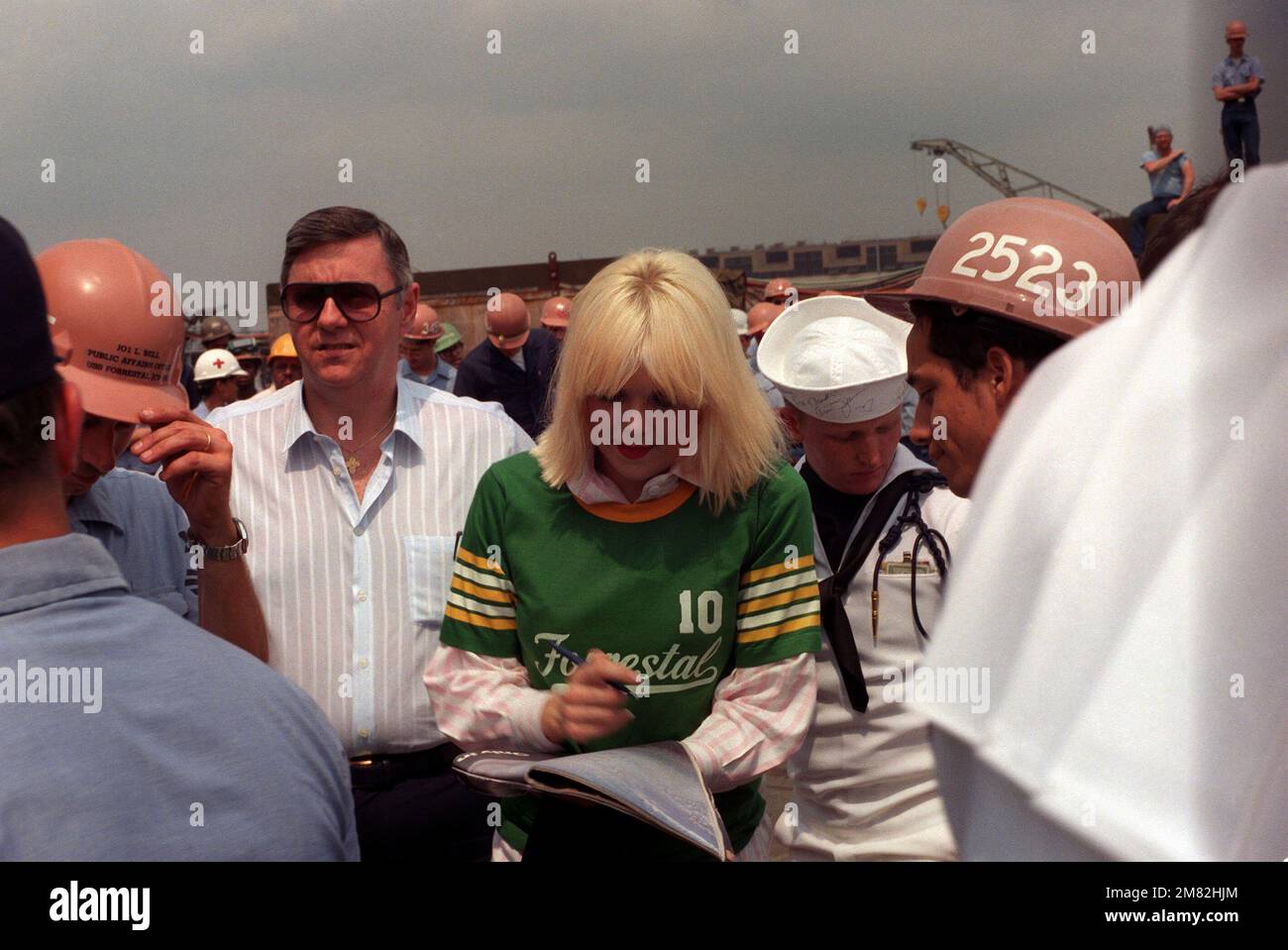 L'attrice Ann Jillian firma autografi dopo uno spettacolo di 30 minuti con Bob Hope a bordo della portaerei USS FORRESTAL (CV 59). Base: Philadelphia Stato: Pennsylvania (PA) Paese: Stati Uniti d'America (USA) Foto Stock