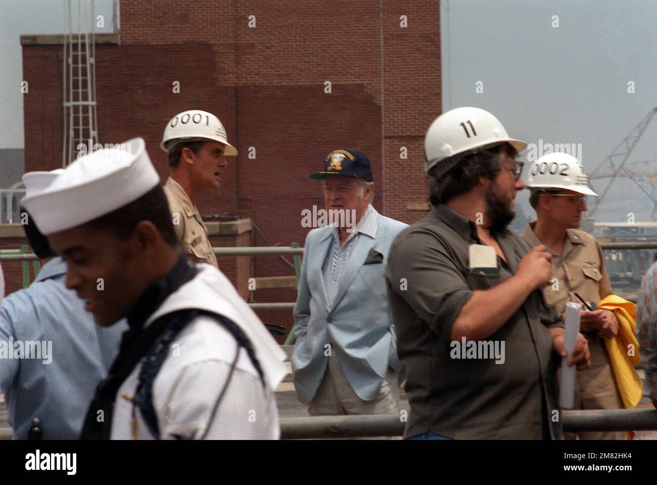 Bob Hope visita con un membro di un equipaggio di lavoro mentre preparano il palco per il suo spettacolo con l'attrice Ann Jillian a bordo della portaerei USS FORRESTAL (CV-59). Base: Philadelphia Stato: Pennsylvania (PA) Paese: Stati Uniti d'America (USA) Foto Stock