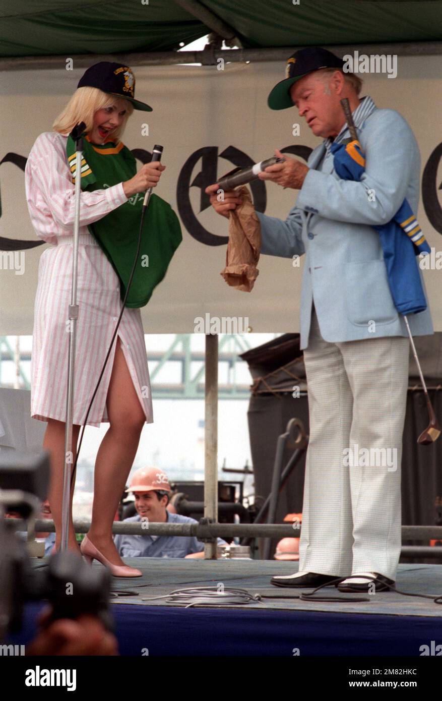 Bob Hope e l'attrice Ann Jillian intrattengono marinai e lavoratori dei cantieri navali durante uno spettacolo di 30 minuti a bordo della portaerei USS FORRESTAL (CV-59). Base: Philadelphia Stato: Pennsylvania (PA) Paese: Stati Uniti d'America (USA) Foto Stock