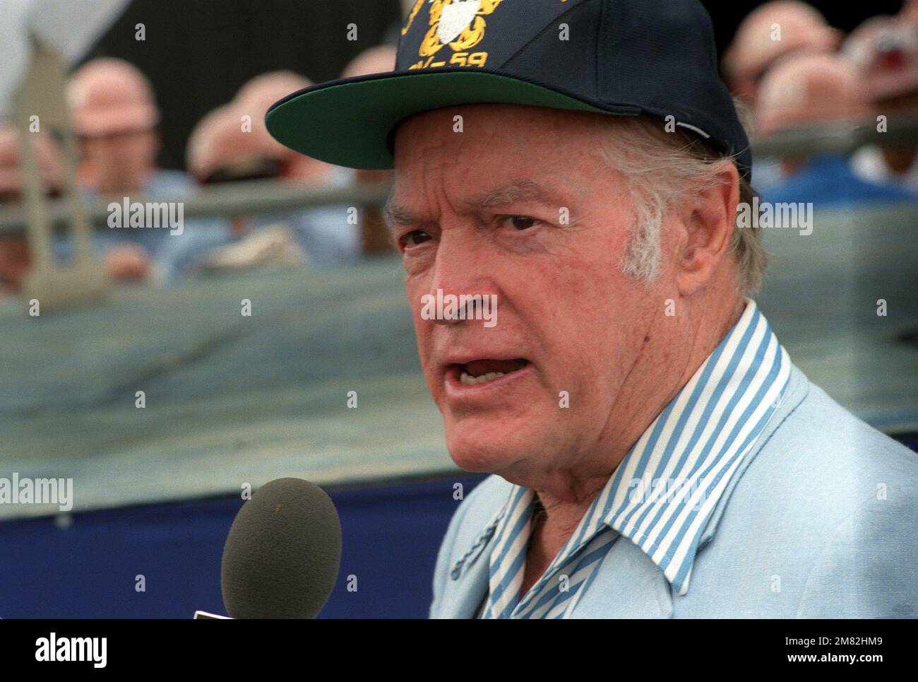 Bob Hope offre un'intervista dopo uno spettacolo di 30 minuti con l'attrice Ann Jillian a bordo della portaerei USS FORRESTAL (CV-59). Base: Philadelphia Stato: Pennsylvania (PA) Paese: Stati Uniti d'America (USA) Foto Stock