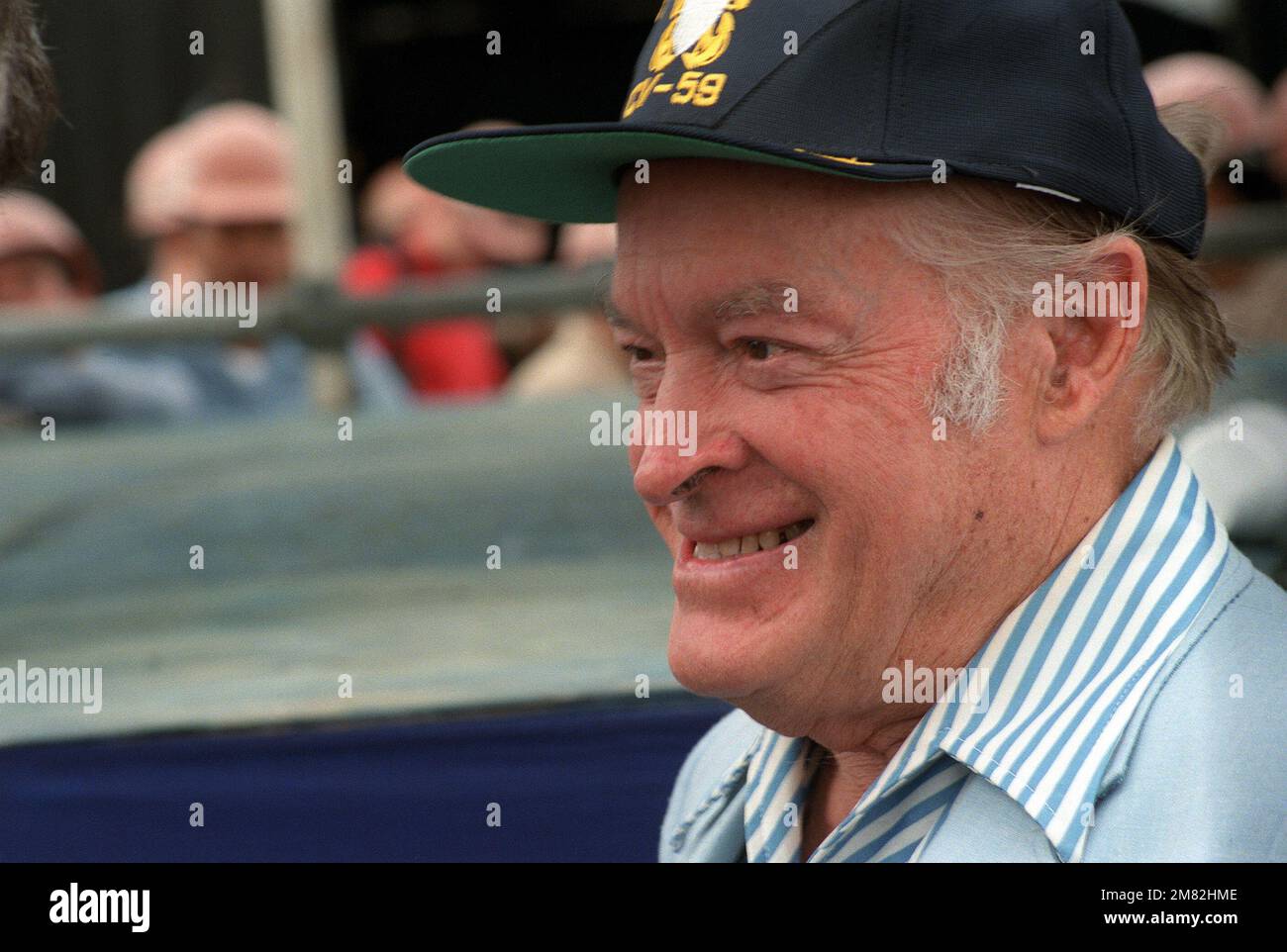 Bob Hope offre un'intervista dopo uno spettacolo di 30 minuti con l'attrice Ann Jillian a bordo della portaerei USS FORRESTAL (CV-59). Base: Philadelphia Stato: Pennsylvania (PA) Paese: Stati Uniti d'America (USA) Foto Stock