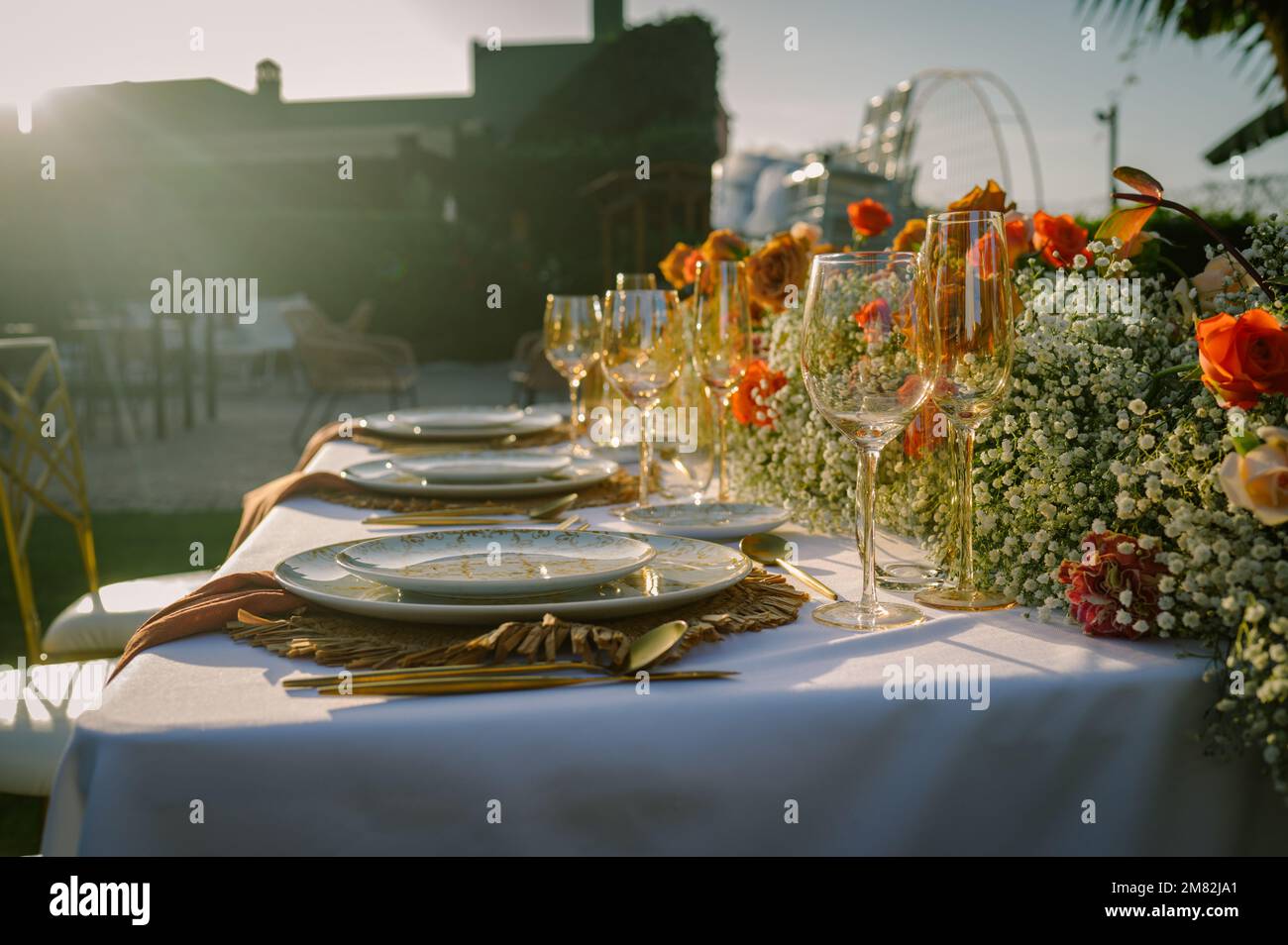 Tavolo per banchetti servito nel ristorante all'aperto Foto Stock