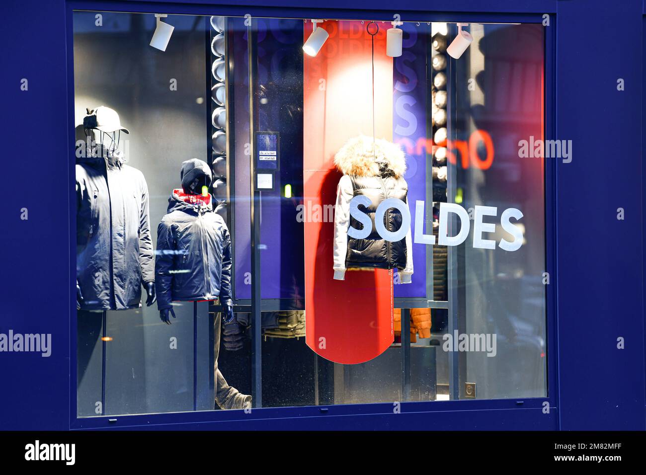 Posters in vari negozi francesi, inizio della stagione di shopping con sconti e vendite su molti prodotti. Sconto (riduzione) e illustrazione della vendita a Parigi (Francia) il 11 gennaio 2023. Foto Stock