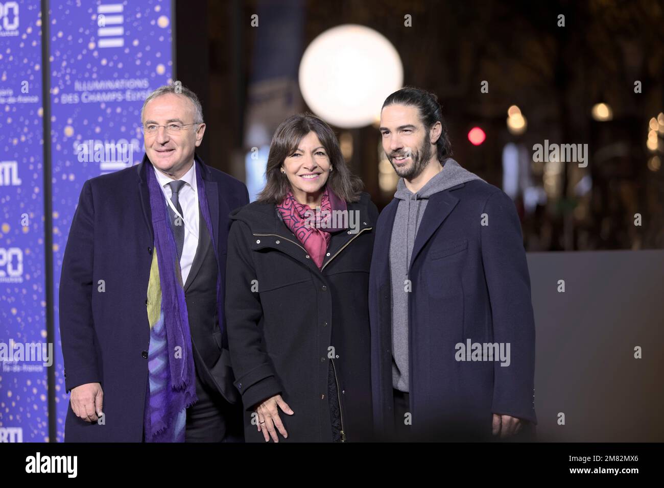 Parigi, Francia.20th Nov, 2022.Marc-Antoine Jamet, Anne Hidalgo, Tahar Rahim assistere alle luci di Natale sul Champs-Elysees Avenue a Parigi, Francia Foto Stock