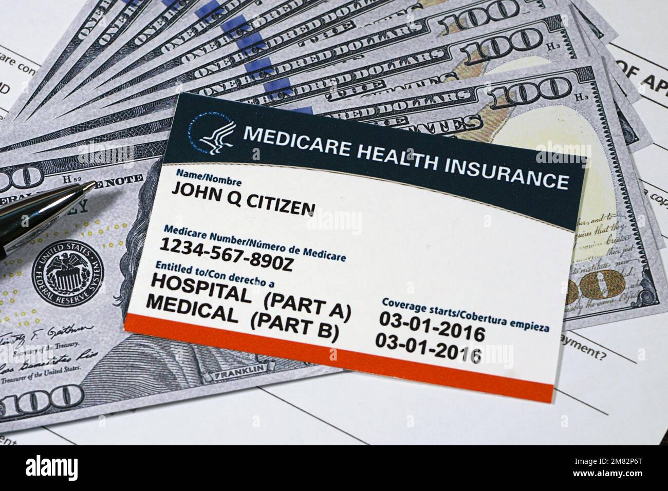 Falso Medicare carta con falso valuta americana e penna. Foto Stock