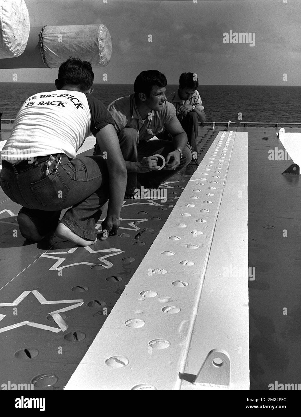 I membri dell'equipaggio dipingono la bandiera degli Stati Uniti sulla torretta di cannoni n. 1 Mark di calibro 7 16 pollici/50 a bordo della corazzata USS IOWA (BB-61). Paese: Oceano Atlantico (AOC) Foto Stock