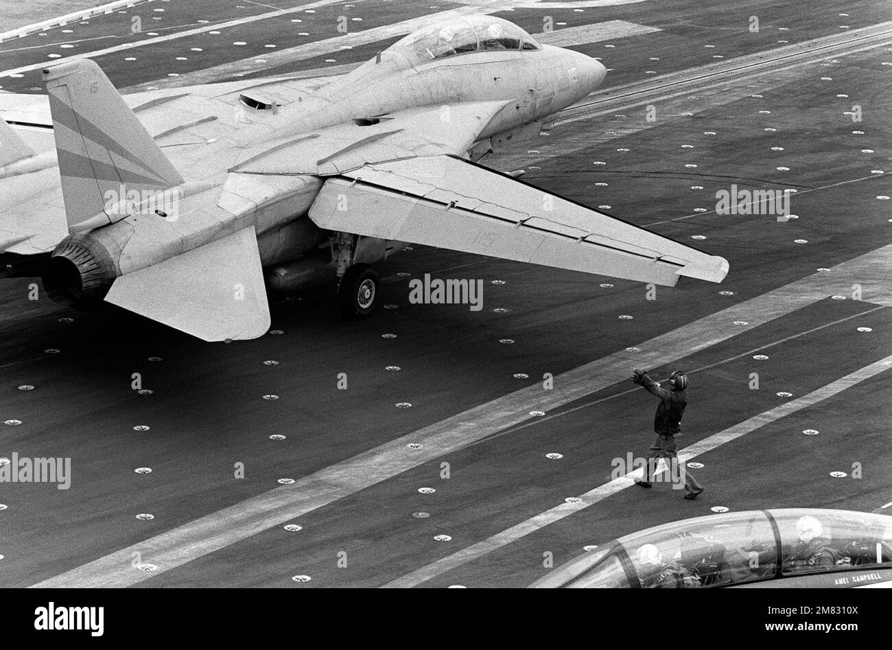 Un aereo F-14A Tomcat del Fighter Squadron 154 poggia sul ponte di volo dopo un atterraggio a bordo della COSTELLAZIONE USS della portaerei (CV 64) durante l'esercizio 85 della flotta. Base: USS Constellation (CV 64) Nazione: Oceano Pacifico (POC) Foto Stock