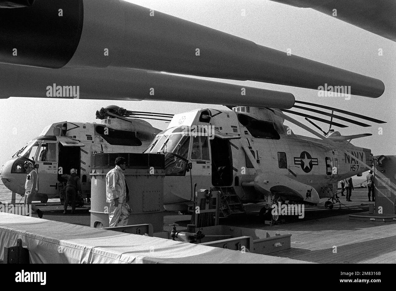 Due elicotteri SH-3H Sea King dell'elicottero anti-sottomarino Squadron 7 (HS-7) sono parcheggiati sul cuscinetto dell'elicottero della nave da guerra USS IOWA (BB-61). Paese: Oceano Atlantico (AOC) Foto Stock