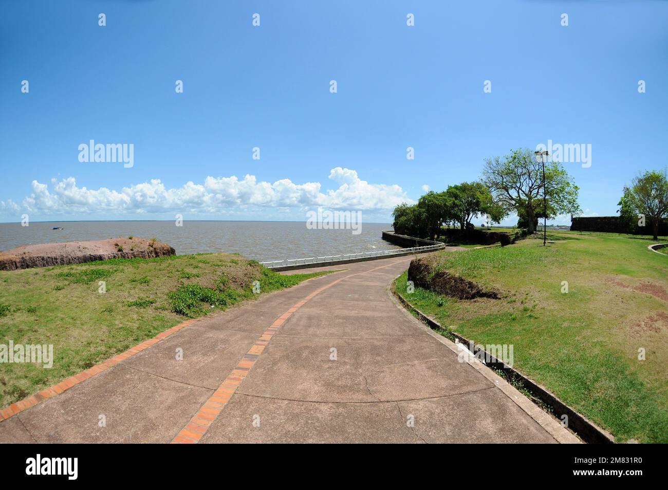 Macapá,Amapá,Brasile,14 novembre 2021. Pista ciclabile vicino alla fortezza di São José do Amapá e vicino al fiume Amazonas, situato nella regione settentrionale Foto Stock