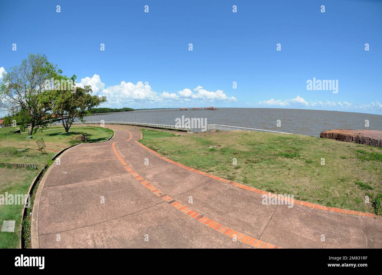 Macapá,Amapá,Brasile,14 novembre 2021. Pista ciclabile vicino alla fortezza di São José do Amapá e vicino al fiume Amazonas, situato nella regione settentrionale Foto Stock