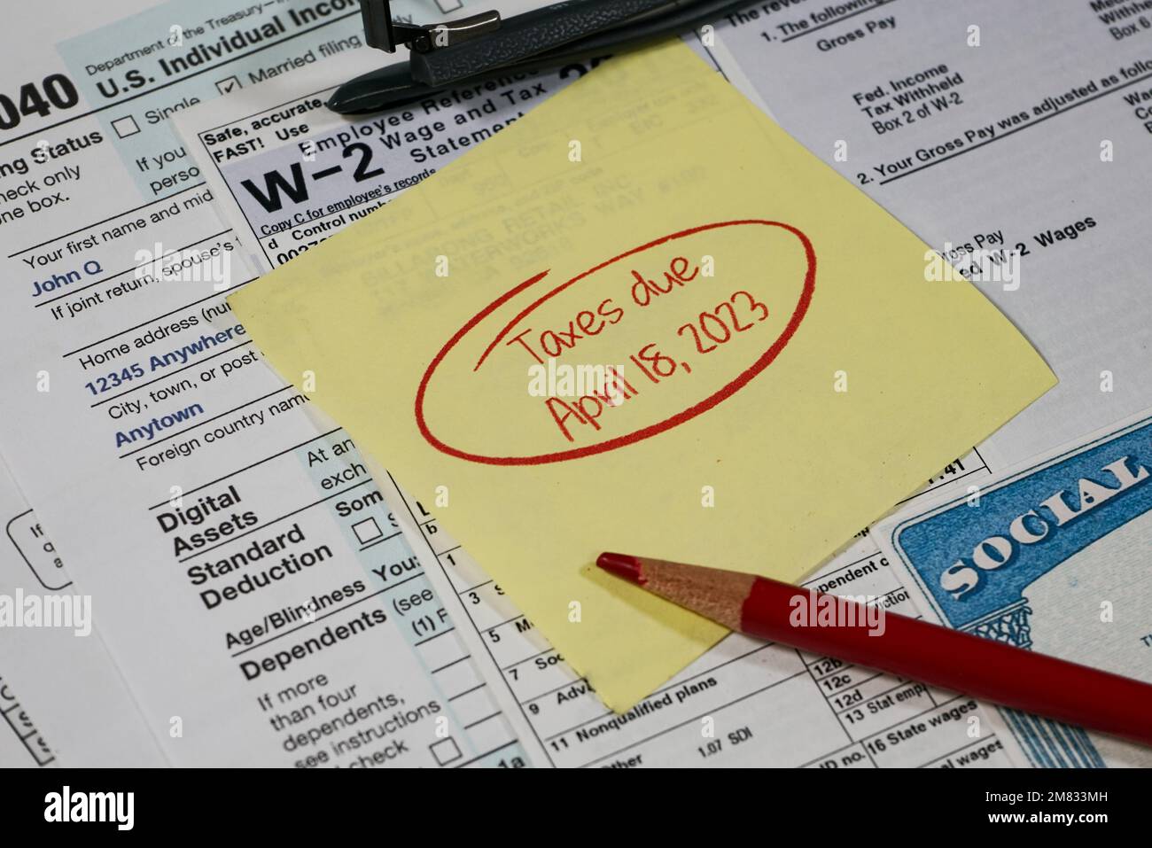 Lago Elsinore, CA, Stati Uniti - 11 gennaio 2023: Primo piano dei documenti Fake Tax con promemoria della data di scadenza, occhiali e matita. Foto Stock