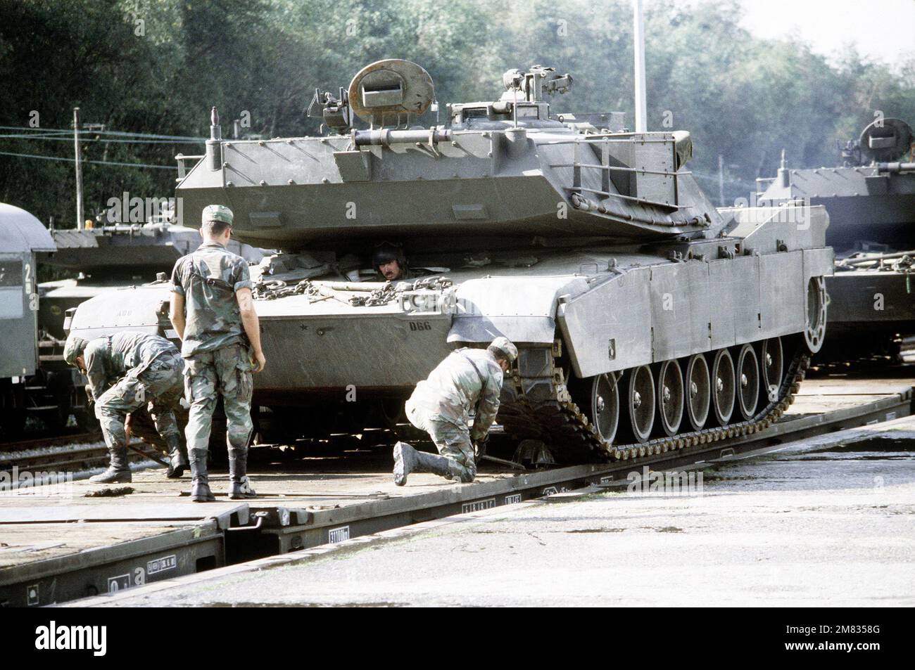 Una pistola auto-semovente M-163 Vulcan si muove attraverso un veicolo blindato lanciato ponte su un camion durante l'esercizio Reforger '85. Subject Operation/Series: REFORGER '85 base: Bonnland Paese: West Germany (FRG) Foto Stock