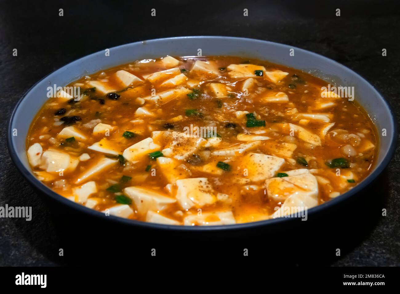Ristorante cinese, piccante Mapo tofu, un popolare piatto cinese della provincia di Sichuan. Hong Kong , Cina. Foto Stock