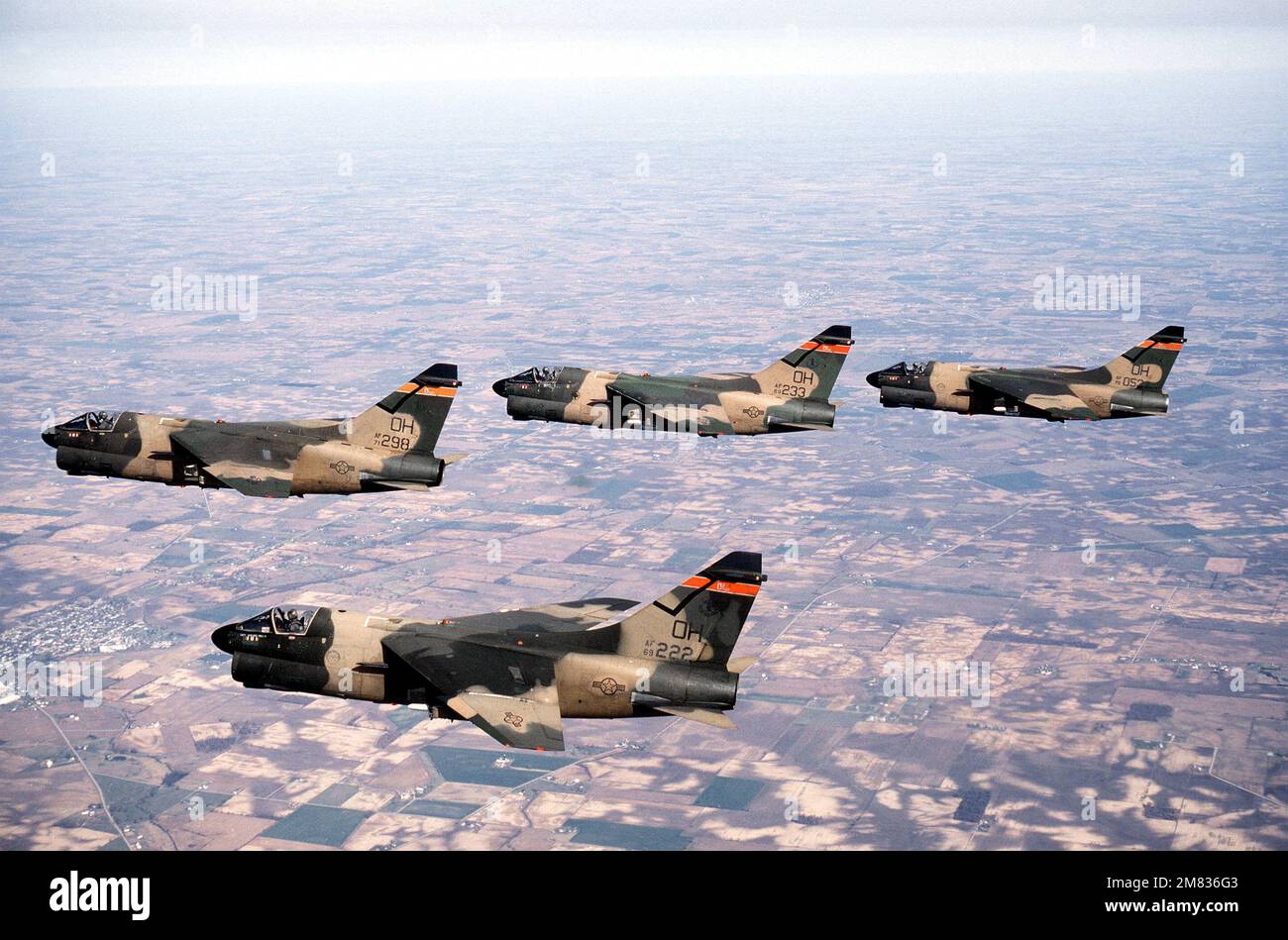 Una vista dal lato sinistro aria-aria di quattro aerei Corsair II a-7D del 178th Tactical Fighter Group, Ohio Air National Guard. Paese: Sconosciuto Foto Stock