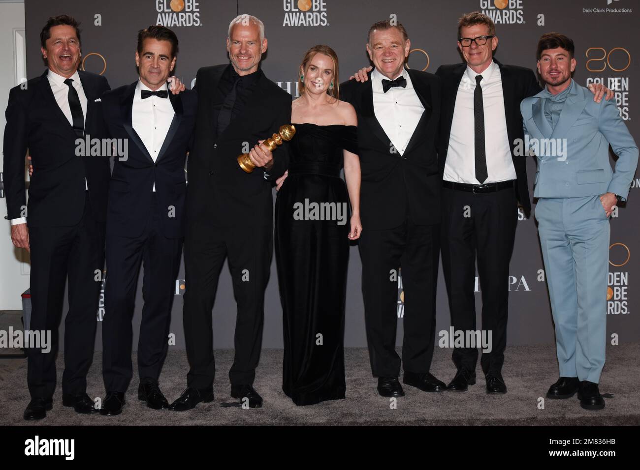 10 gennaio 2023 - Beverly Hills, California - (L-R) Peter Czernin, Colin Farrell, Martin McDonagh, Kerry Condon, Brendan Gleeson, Graham Broadbent, e Barry Keoghan, vincitori di Best Picture - Musical/Comedy per ''The Banshees of Inisherin''. 80th° premio annuale Golden Globe al Beverly Hilton. (Credit Image: © Billy Bennight/AdMedia via ZUMA Press Wire) SOLO PER USO EDITORIALE! Non per USO commerciale! Foto Stock