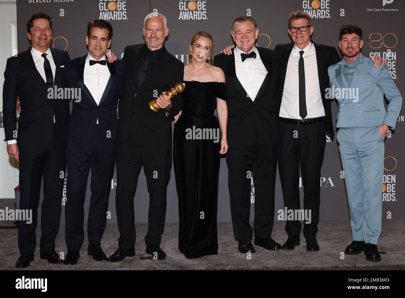 10 gennaio 2023 - Beverly Hills, California - (L-R) Peter Czernin, Colin Farrell, Martin McDonagh, Kerry Condon, Brendan Gleeson, Graham Broadbent, e Barry Keoghan, vincitori di Best Picture - Musical/Comedy per ''The Banshees of Inisherin''. 80th° premio annuale Golden Globe al Beverly Hilton. (Credit Image: © Billy Bennight/AdMedia via ZUMA Press Wire) SOLO PER USO EDITORIALE! Non per USO commerciale! Foto Stock