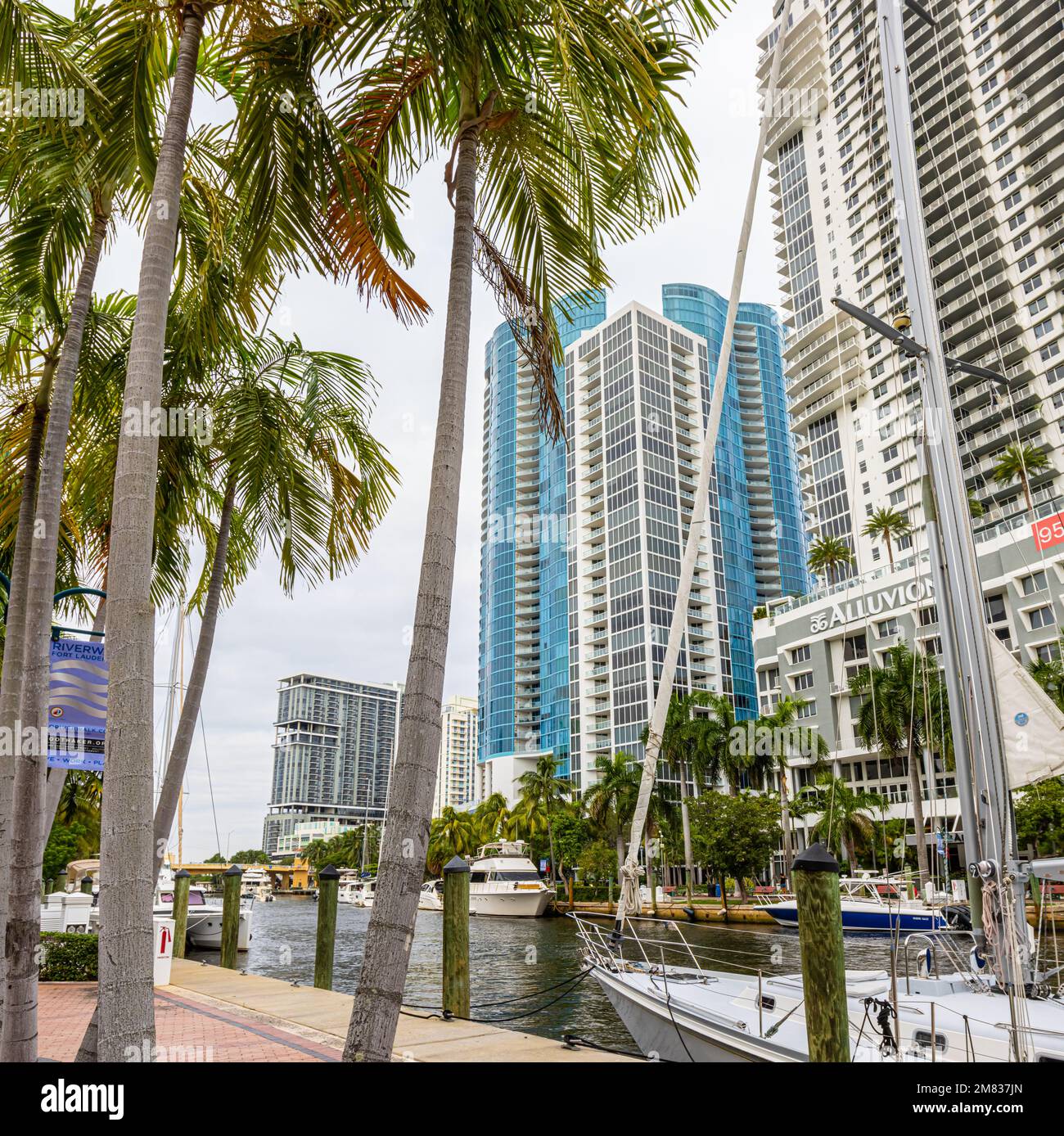 Grattacieli lungo il Riverwalk sul New River, Fort Lauderdale, Florida, USA Foto Stock