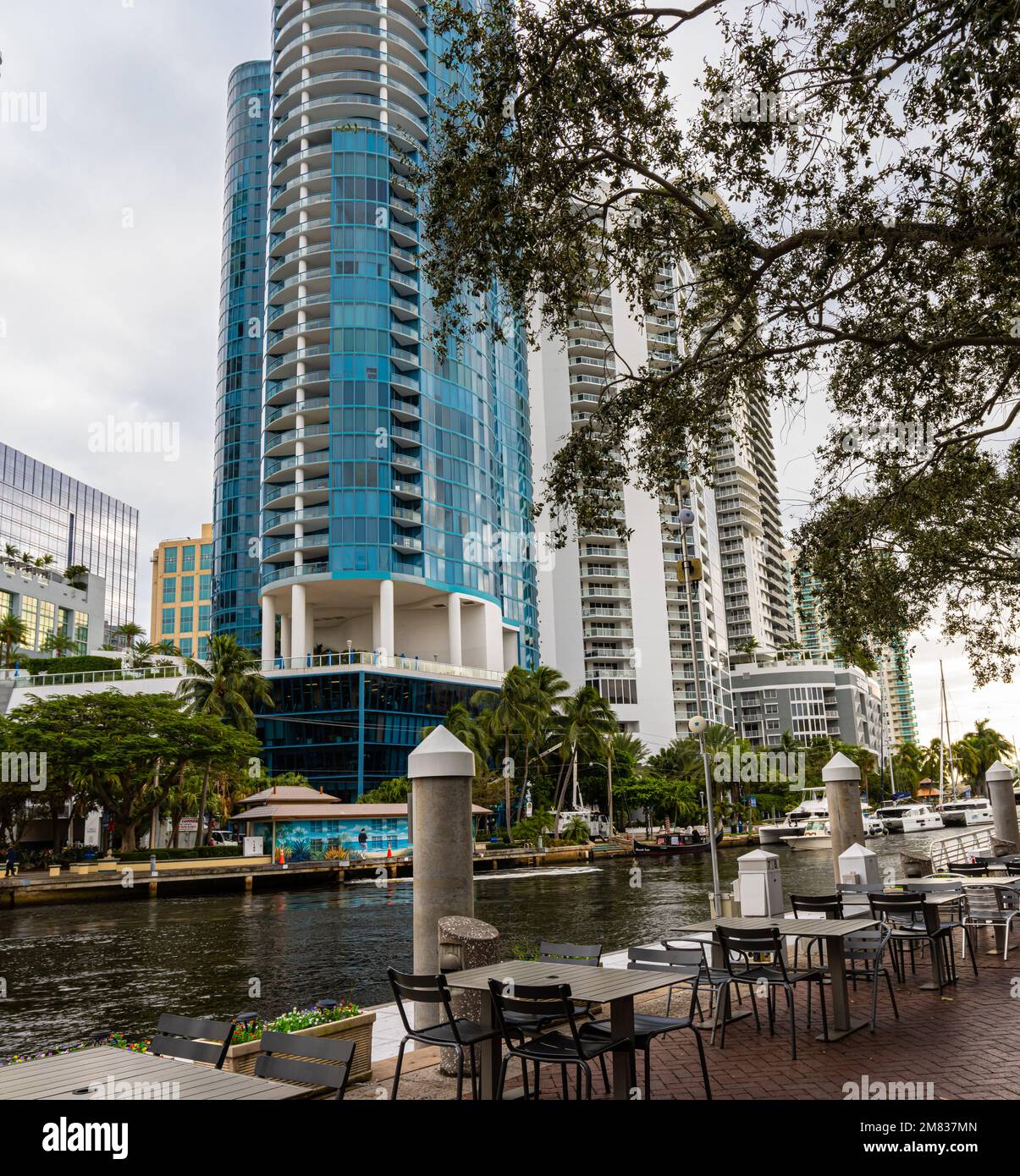 Grattacieli lungo il Riverwalk sul New River, Fort Lauderdale, Florida, USA Foto Stock