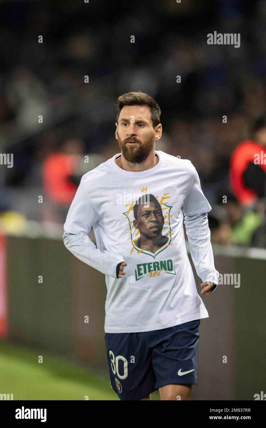 L'attaccante argentino di Parigi Saint-Germain Lionel messi indossa una maglietta con il ritratto della leggenda del calcio brasiliano Pele prima della partita di calcio francese del L1 Parigi Saint-Germain (PSG) contro SCO Angers allo stadio Parc des Princes di Parigi, in Francia, il 11 gennaio 2023. Foto di Eliot Blondet/ABACAPRESS.COM Foto Stock