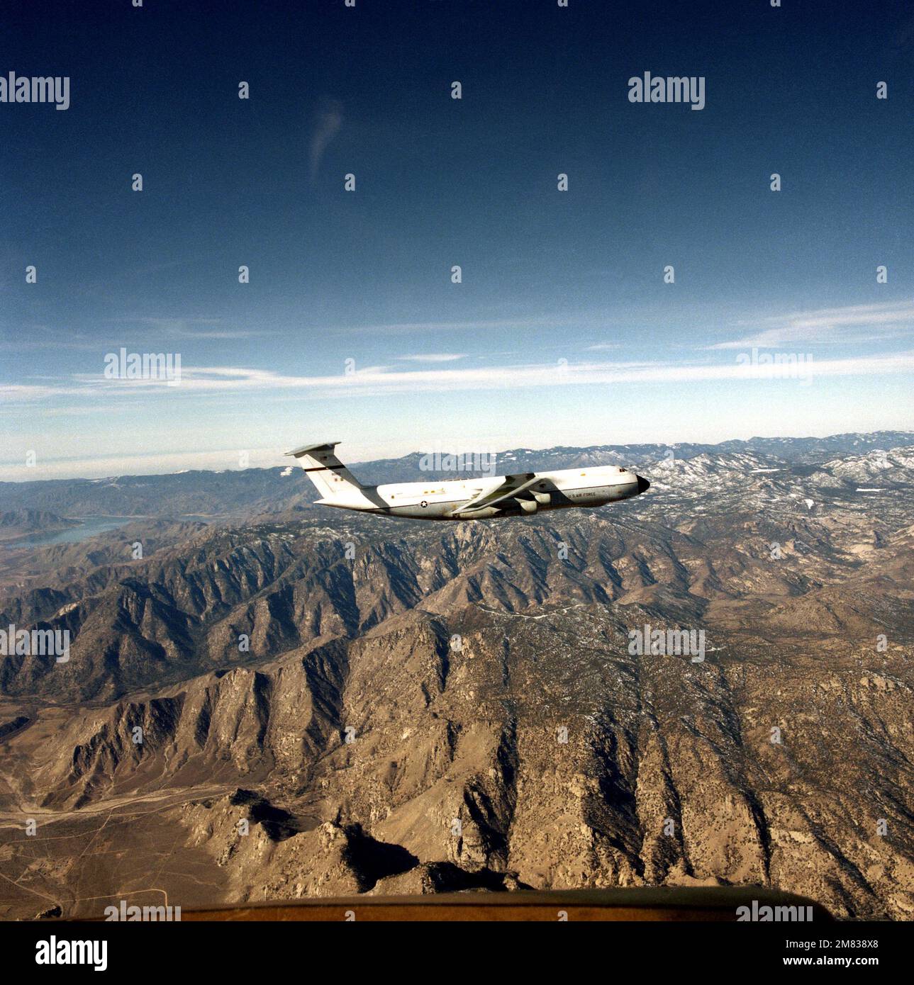 Una vista aria-aria lato destro di un aereo C-5 Galaxy sopra le Sierra Mountains. Paese: Sconosciuto Foto Stock