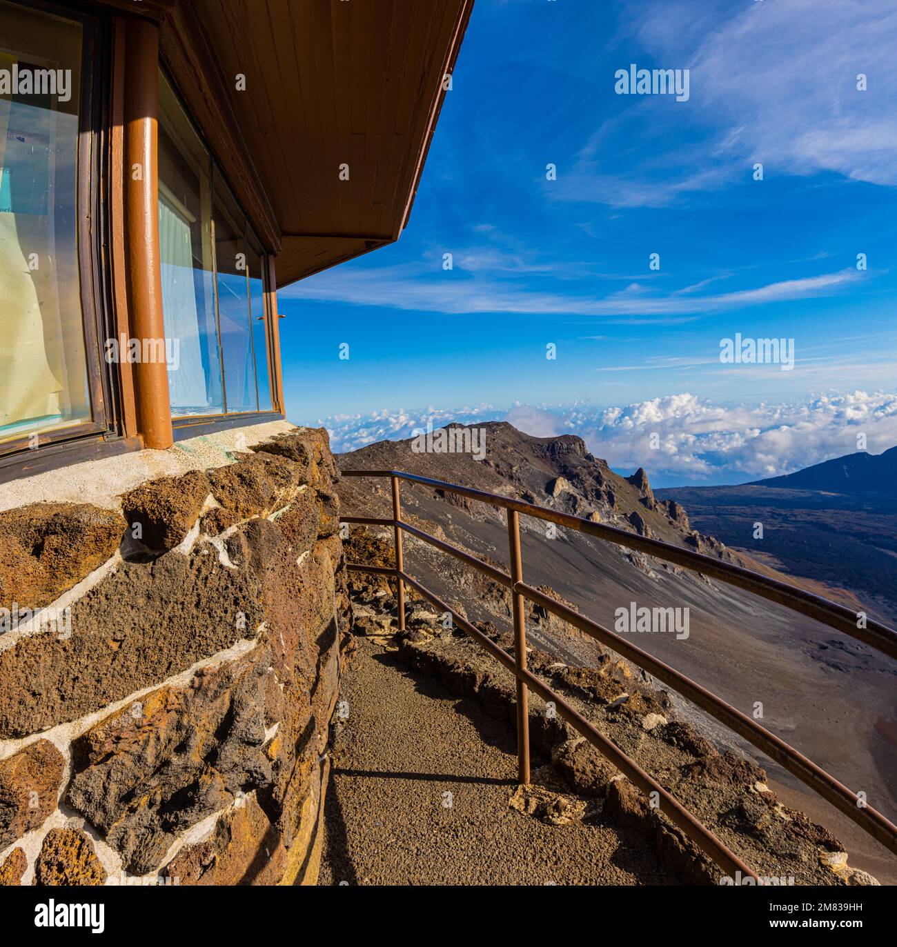 Centro visitatori di Haleakala sul bordo del Cratere di Haleakala, Parco Nazionale di Haleakala, Maui, Hawaii, USA Foto Stock