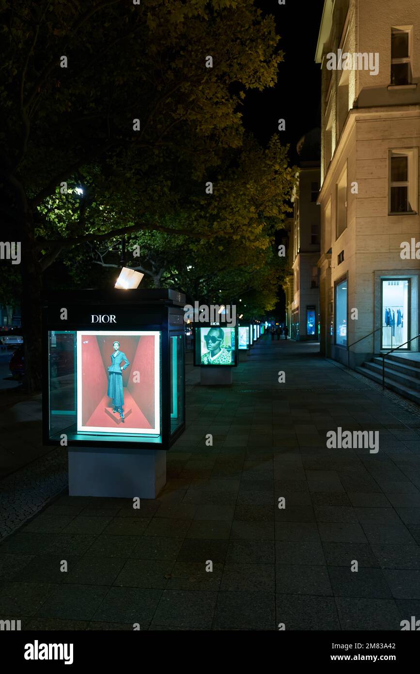 Pubblicità esterna illuminata del designer francese Dior sul Kurfuerstendamm a Berlino di notte Foto Stock