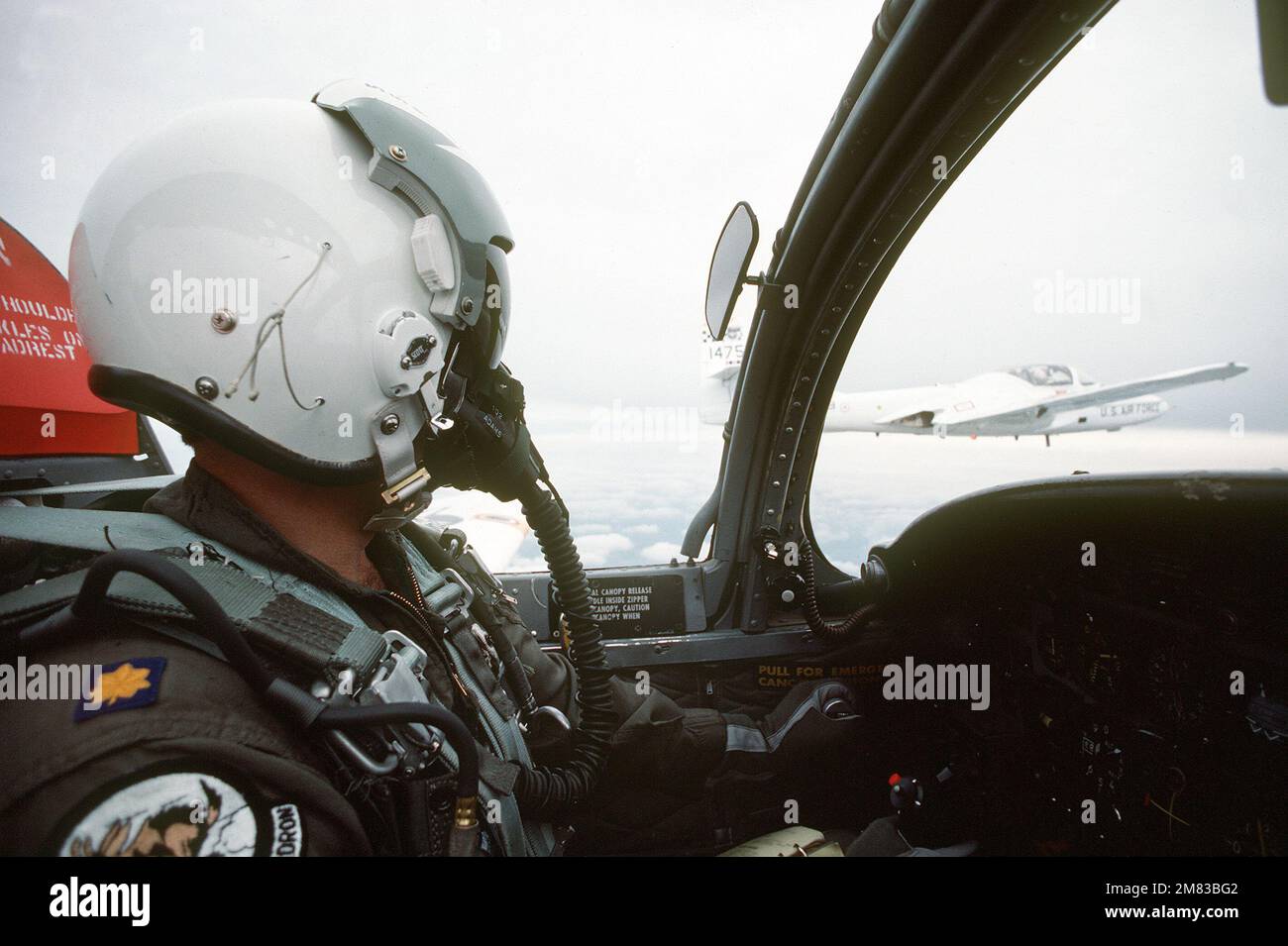 MAJ. Robert Adams, un istruttore pilota di velivoli T-37 Tweet con lo Squadrone di addestramento volante 560th, mantiene l'altitudine esatta e la distanza da un altro T-37 mentre dimostra la formazione di fingertip durante un volo di addestramento. Base: Randolph Air Force base Stato: Texas (TX) Paese: Stati Uniti d'America (USA) Foto Stock