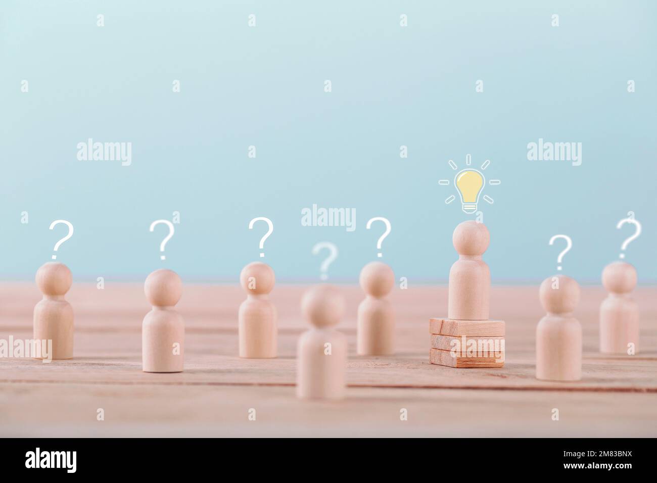 Leader ottenere una nuova idea una pianificazione di brainstorming e la strategia nel gioco di successo della concorrenza, strategia di concetto e gestione o leadership di successo Foto Stock