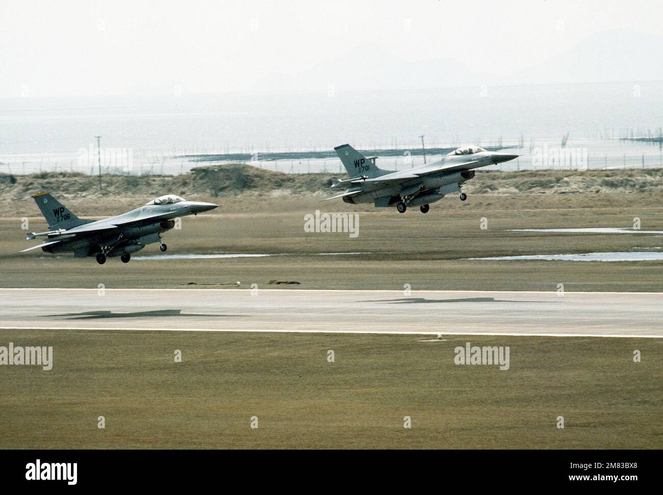 Due aerei da combattimento tattici F-16 8th Tactical Fighter Wing Falcon decollo per una missione durante l'esercizio Team Spirit '85. Soggetto operativo/Serie: TEAM SPIRIT '85 Paese: Corea del Sud Foto Stock