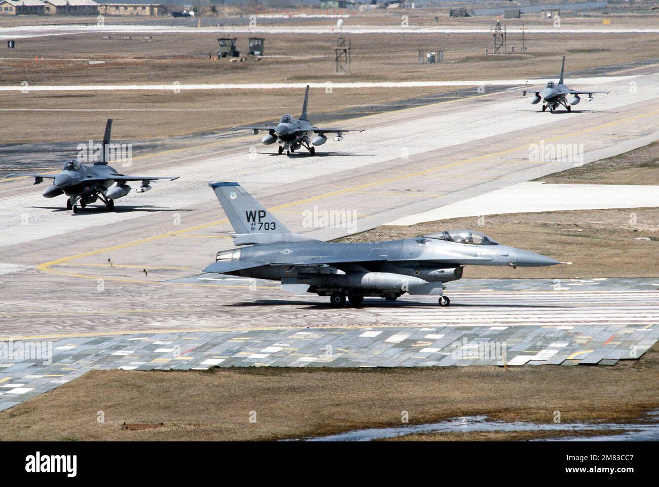 Diversi 35th Tactical Fighter Squadron F-16 Fighting Falcon aereo taxi sulla linea di volo durante l'esercizio Team Spirit '85. Oggetto operativo/Serie: TEAM SPIRIT '85 base: KUNSAN Air base Paese: Repubblica di Corea (KOR) Foto Stock