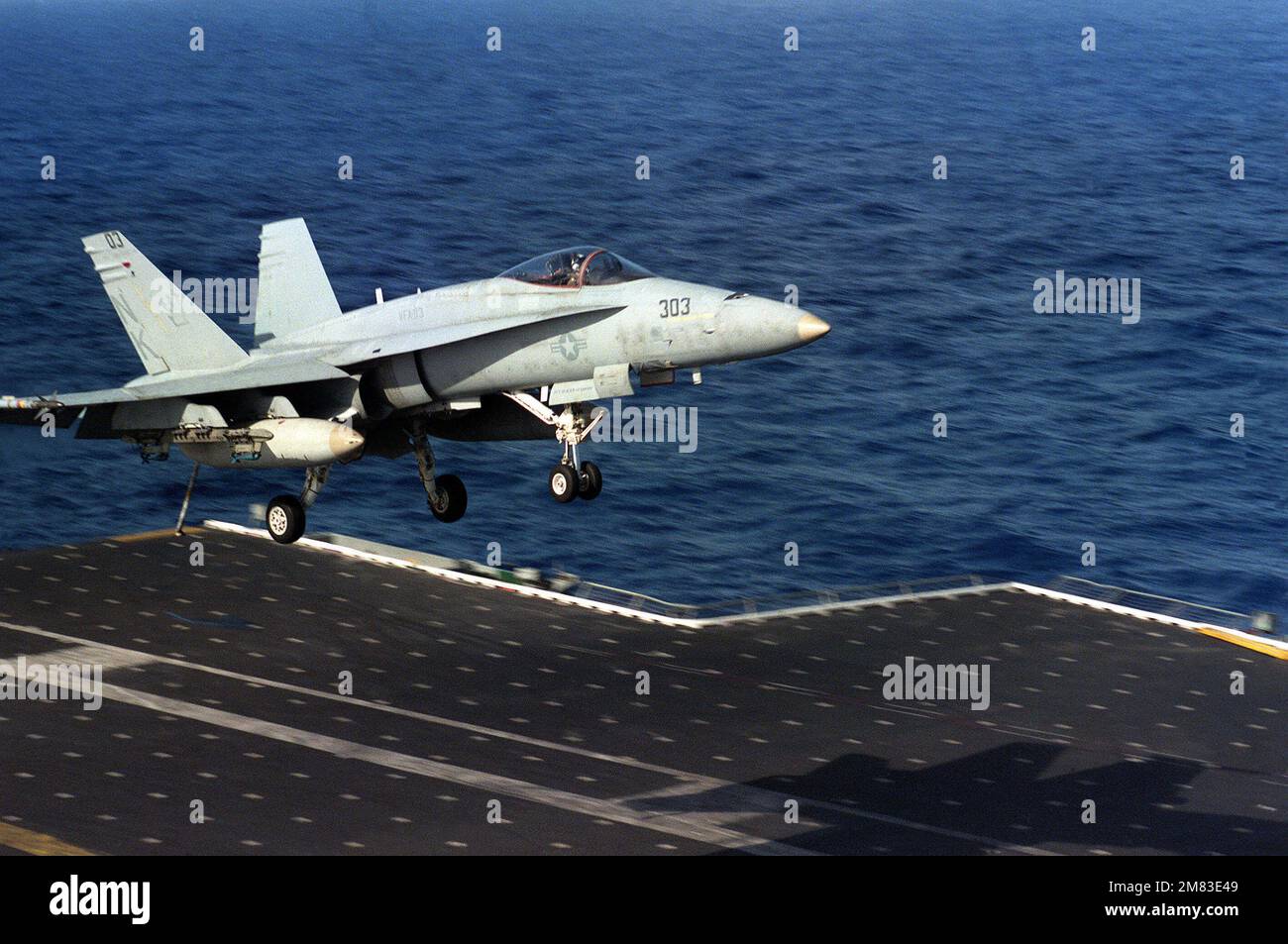 Un aereo F/A-18 Hornet di Strike-Fighter Squadron 113 (VFA-113) si prepara ad atterrare a bordo della COSTELLAZIONE della portaerei USS (CV-64). Paese: Sconosciuto Foto Stock