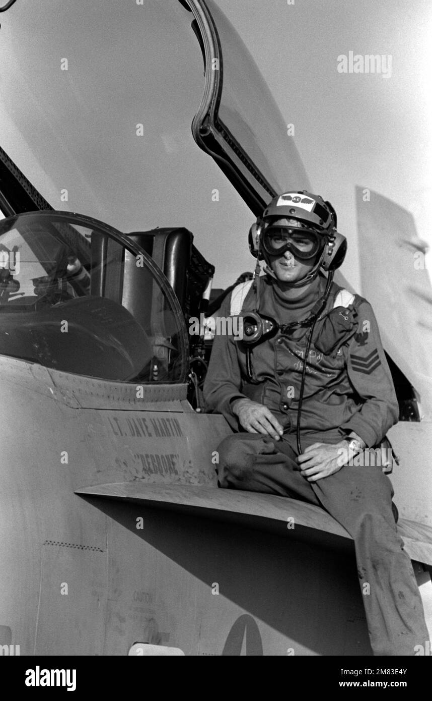 Aviation Electrician First Class Kipp effettua un controllo della comunicazione su un aeromobile F/A-18 Hornet proveniente da Strike-Fighter Squadron 25 (VFA-25) a bordo della portaerei USS Constellation (CV-64). Paese: Sconosciuto Foto Stock