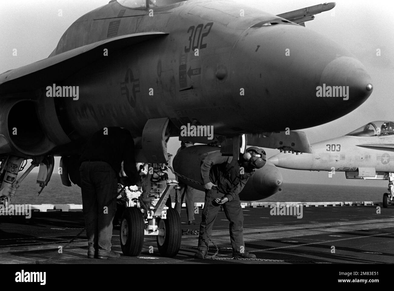 L'equipaggio concatena un aereo F/A-18 Hornet al ponte della portaerei USS Constellation (CV-64). Paese: Sconosciuto Foto Stock