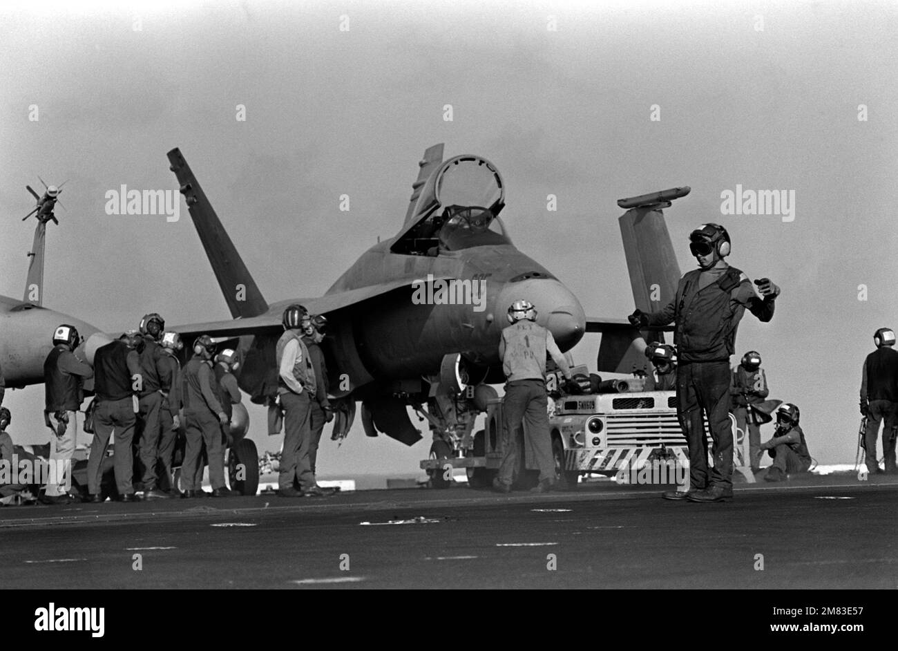 Un aereo F/A-18 Hornet di Strike-Fighter Squadron 113 (VFA-113) è trainato sul ponte della portaerei USS Constellation (CV-64) da un trattore MD-3A. Paese: Sconosciuto Foto Stock