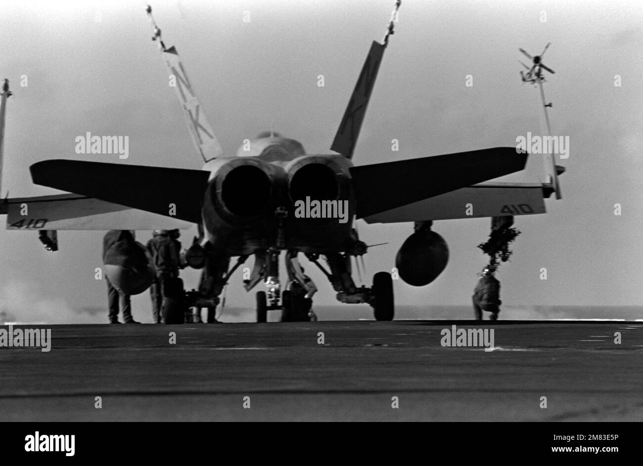 Vista posteriore di un aereo F/A-18 Hornet da Strike-Fighter Squadron 25 (VFA-25) a bordo della portaerei USS Constellation (CV-64). Paese: Sconosciuto Foto Stock