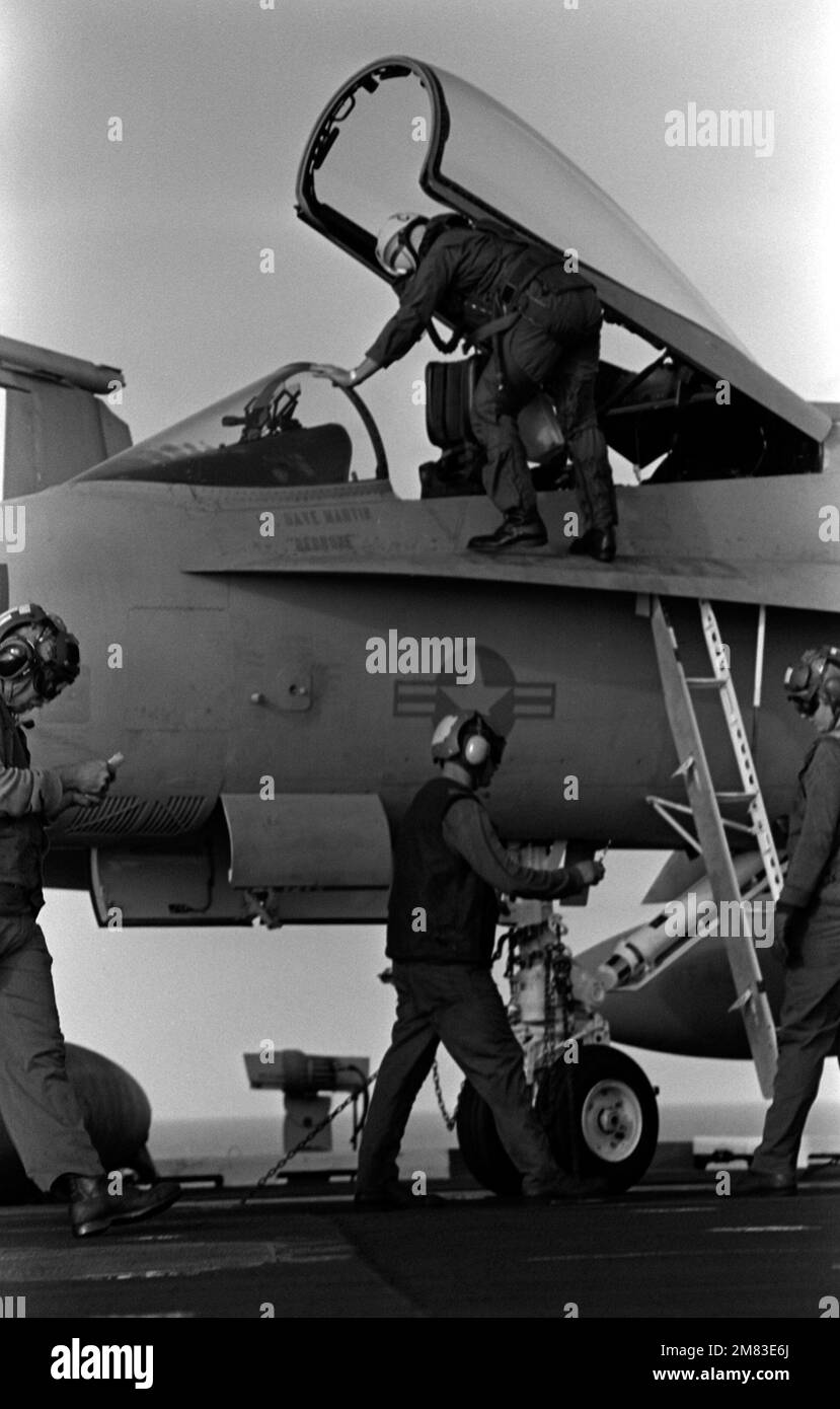 Un pilota sale a bordo di un aereo F/A-18 Hornet da Strike-Fighter Squadron 25 (VFA-25) a bordo della portaerei USS Constellation (CV-64). Paese: Sconosciuto Foto Stock