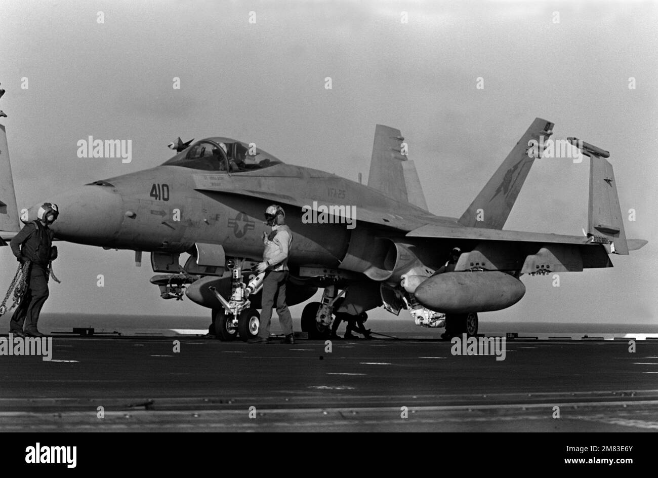 Un aeromobile F/A-18 Hornet di Strike-Fighter Squadron 25 (VFA-25) viene controllato prima del decollo a bordo della portaerei USS Constellation (CV-64). Paese: Sconosciuto Foto Stock
