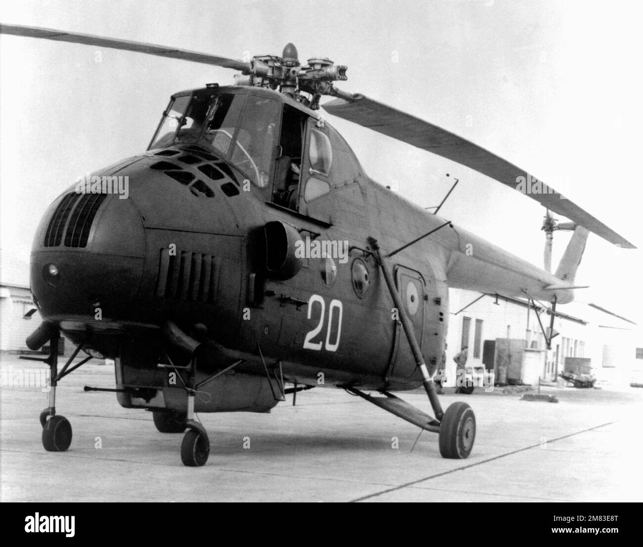 Vista frontale sinistra di un elicottero sovietico mi-4 Hound. Paese: Sconosciuto Foto Stock