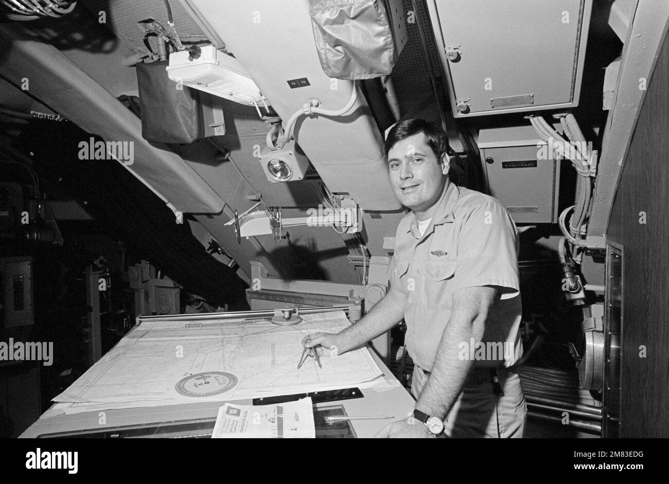 Il tenente comandante Michael G. Ducan, ufficiale esecutivo (equipaggio blu) del sottomarino missilistico balistico della flotta nucleare USS GEORGIA (SSBN 729), traccia un percorso su una carta di navigazione a bordo del sottomarino. Paese: Sconosciuto Foto Stock