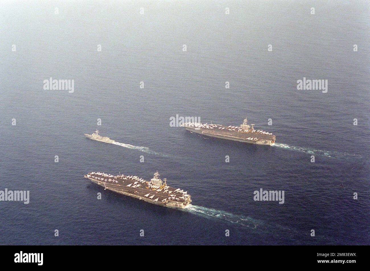 Un quarto di vista del porto aereo delle navi portaerei a energia nucleare  USS NIMITZ (CVN-68), in primo piano, e USS DWIGHT D. EISENHOWER (CVN-69) in  corso. La fregata missilistica guidata USS