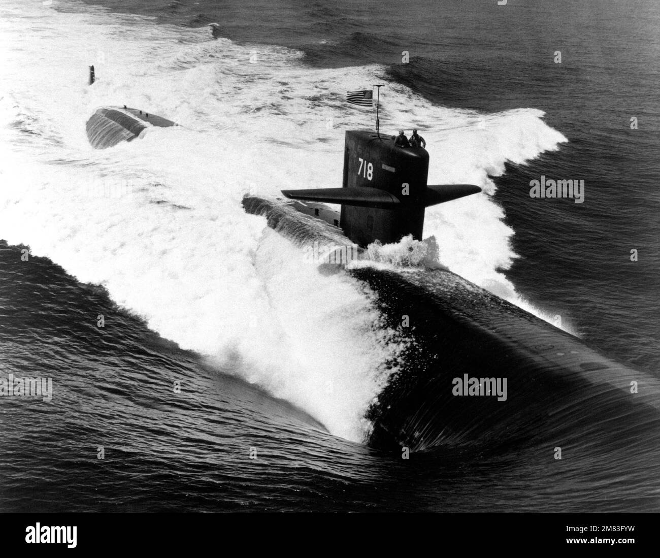Una veduta aerea a dritta del sottomarino di attacco nucleare della classe Los Angeles USS HONOLULU (SSN-718) in corso. Paese: Oceano Atlantico (AOC) Foto Stock