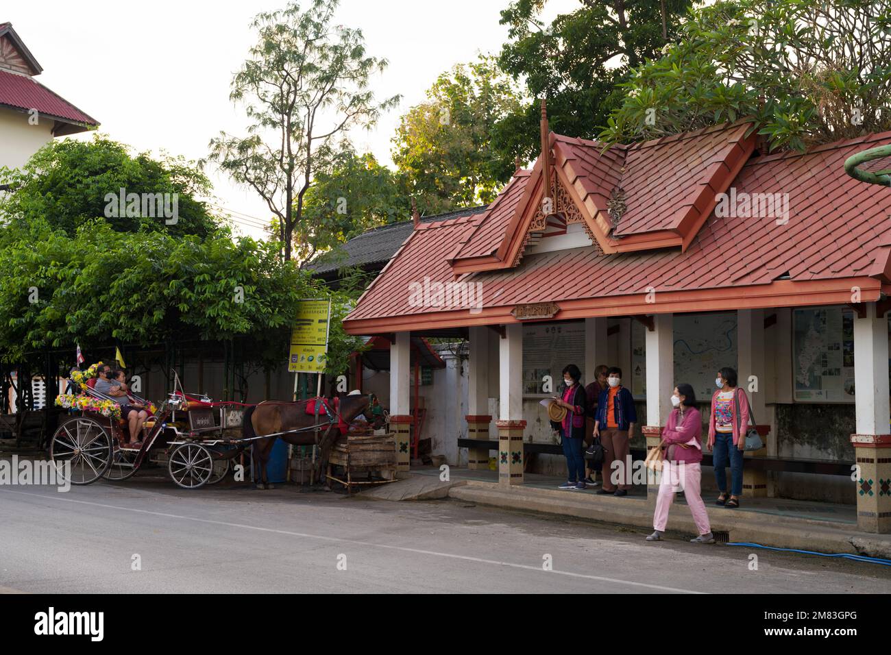 Città di Lampang, Thailandia, 21 novembre 2022. Stazione di carrozza trainata da cavalli. Tradizionale carrozza a cavallo retrò. Il punto di attesa turistico per il tour della città. Foto Stock