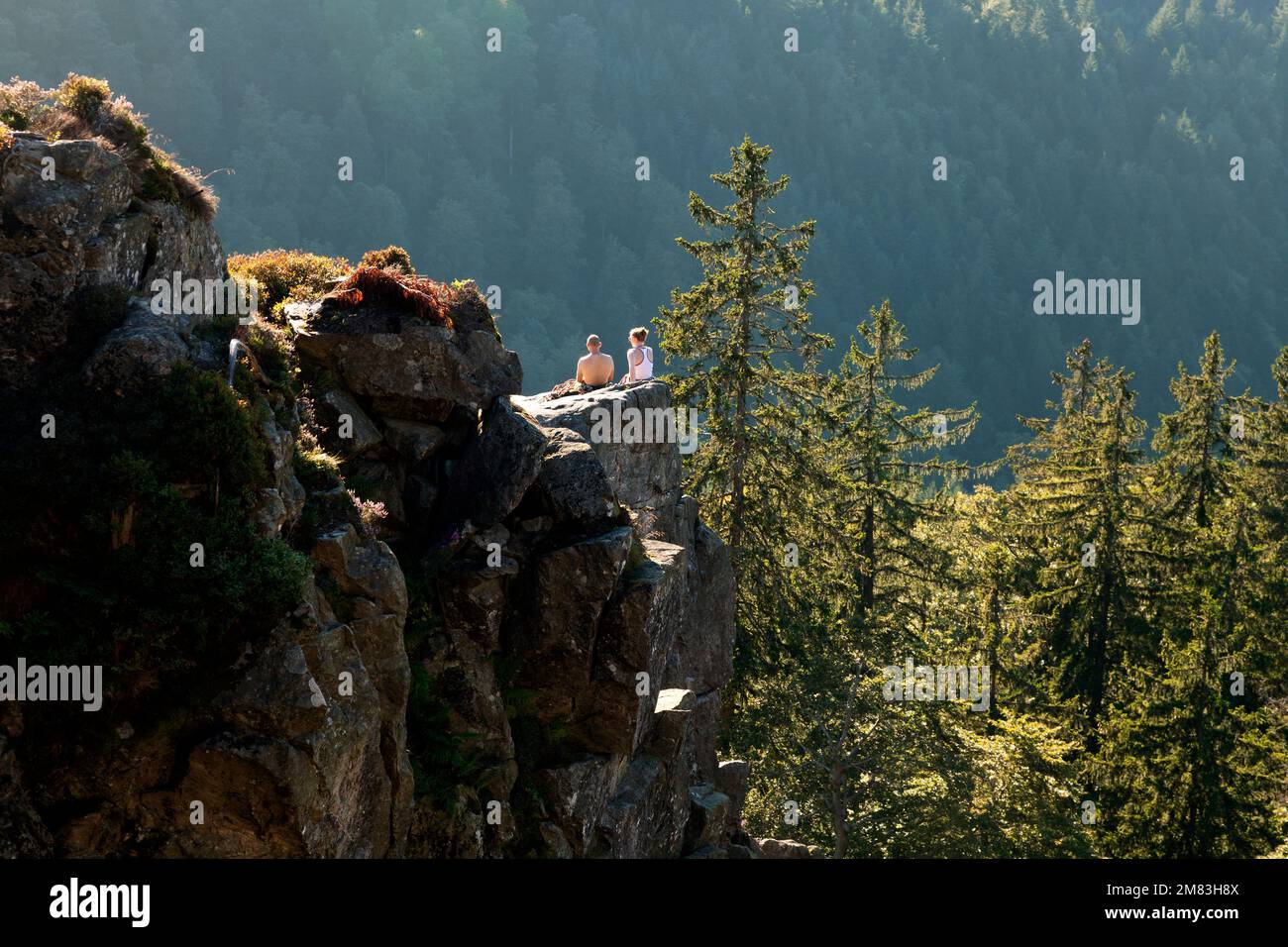 Zwei Kletterer sitzen auf dem Großen Kandelfelsen, Kandel, Schwarzwald, Baden-Württemberg, Deutschland Foto Stock