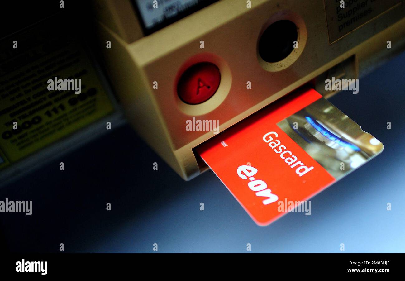 Foto del file datata 14/10/13 di una carta di prepagamento EON, come si stima che 3,2 milioni di persone in tutta la Gran Bretagna hanno esaurito il credito sul loro contatore di prepagamento l'anno scorso, l'equivalente di uno ogni 10 secondi perché non potevano permettersi di ricaricare, il cittadino consiglio ha detto. Foto Stock