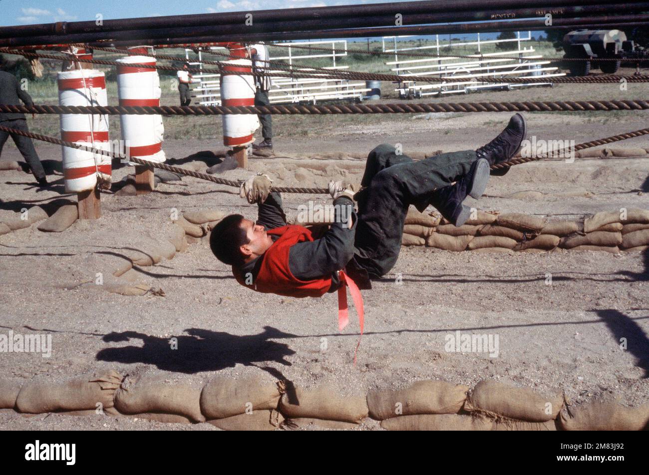 Un cadetto attraversa un ostacolo di corda durante l'allenamento di base a Jack's Valley, un'area di allenamento dell'Accademia dell'aeronautica statunitense. Base: Colorado Springs Stato: Colorado (CO) Paese: Stati Uniti d'America (USA) Foto Stock