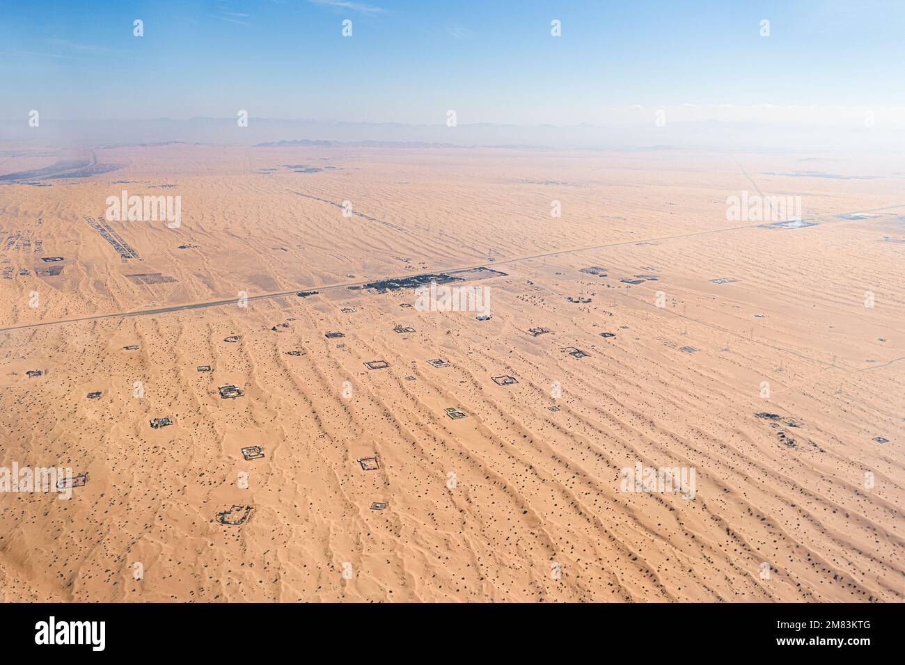 vista aerea del drone di una bellissima duna di sabbia rossa. Sfondo texture di dune di sabbia deserto da un angolo alto. Aereo top ripresa verticale di deserto sabbioso fo Foto Stock