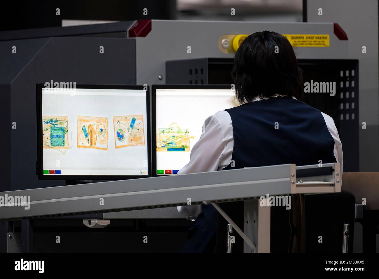 X-ray screenshot in aeroporto per il controllo di sicurezza. Ispezione di oggetti personali. Il servizio di sicurezza. Lo scanner di ispezione del bagaglio. pe digitalizzati Foto Stock