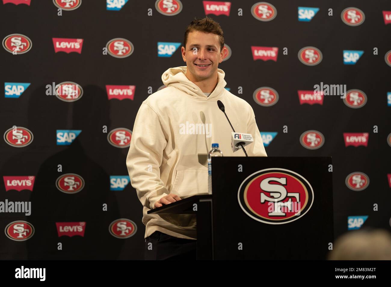11 gennaio 2023; Santa Clara, CA, Stati Uniti; il quarterback dei San Francisco 49ers Brock Purdy (13) sorride durante una conferenza stampa al Levi's Stadium. Foto: Stan Szeto-immagine dello sport Foto Stock