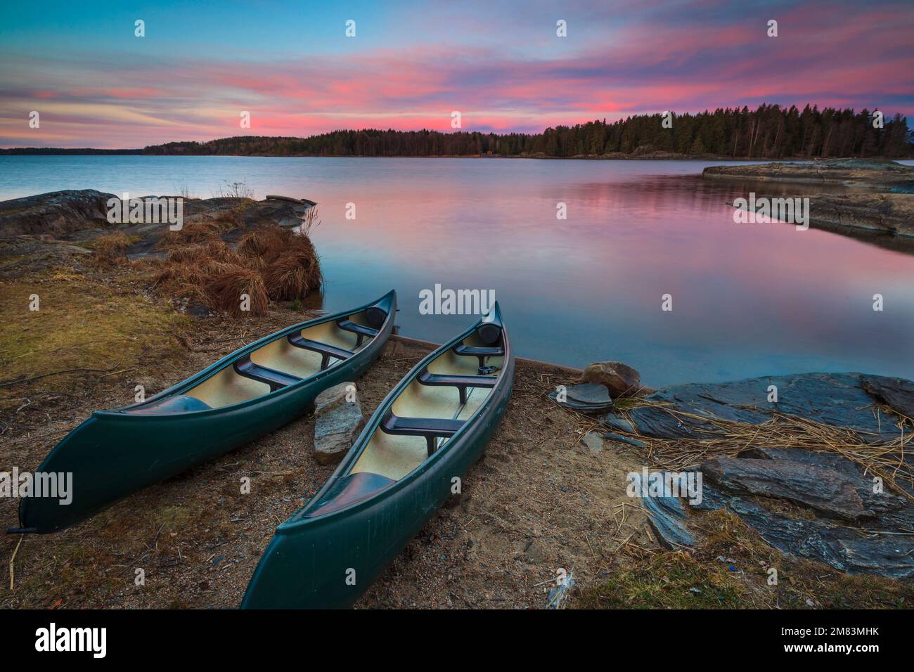 Bella serata primaverile a Minatangen nel lago Vansjø in Østfold, Norvegia. Vansjø è una parte dell'acqua sistema chiamato Morsavassdraget. Foto Stock