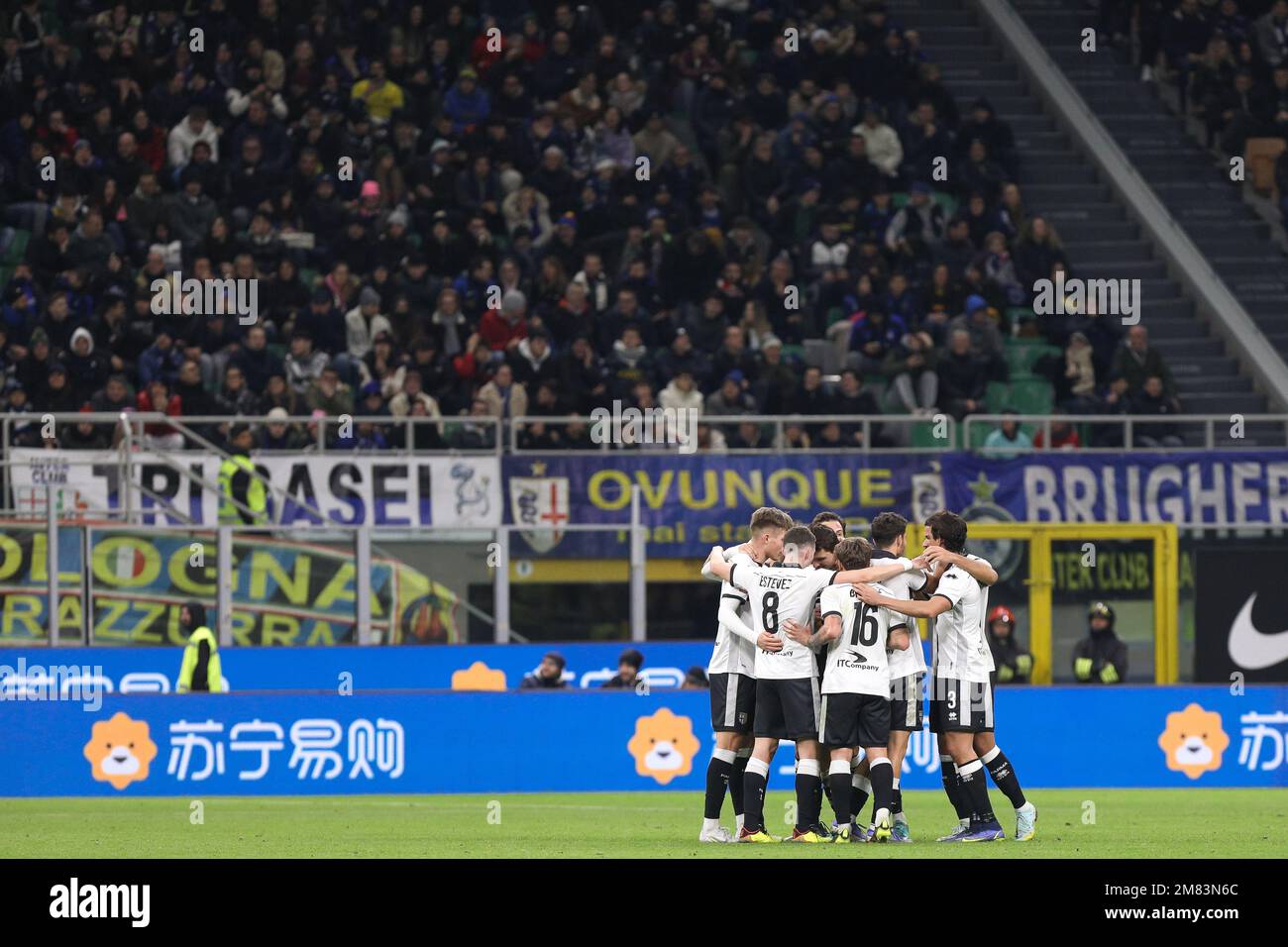 Milano, Italia. 10th Jan, 2023. Italia, Milano, 10 2023 gennaio: Stanko Juric (centrocampista di Parma) segna e celebra il 1-0° gol a 38' durante la partita di calcio FC INTER vs PARMA, last16 Coppa Italia 2022-2023 stadio San Siro (Photo by Fabrizio Andrea Bertani/Pacific Press) Credit: Pacific Press Media Production Corp./Alamy Live News Foto Stock